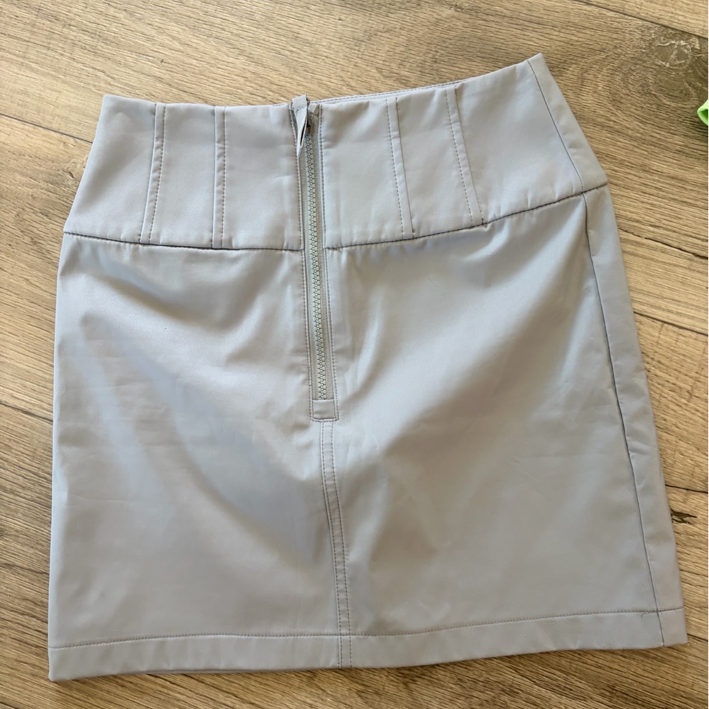 NWOT: Zara Light Gray Mini Skirt with Front Zip: Size XS